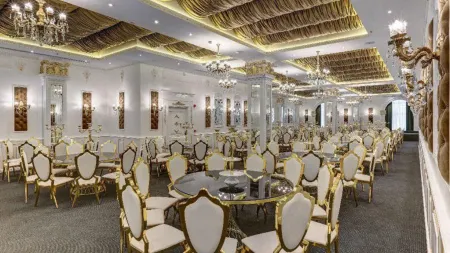 Persian Plaza Hotel Отели рядом с достопримечательностью «Тегеранский Большой Базар»