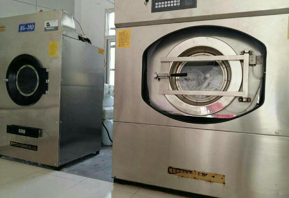 위징 비즈니스 호텔의 실용적인 객실과 발코니