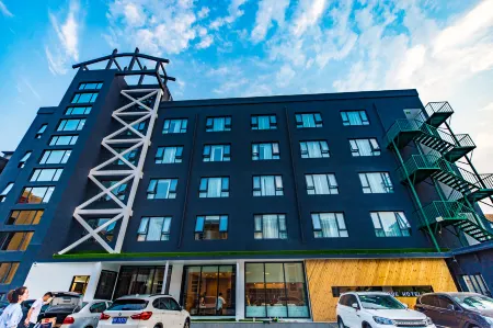 Chonpines Hotel(Tanghe Youlan Avenue Branch) Отели в г. Танхэ