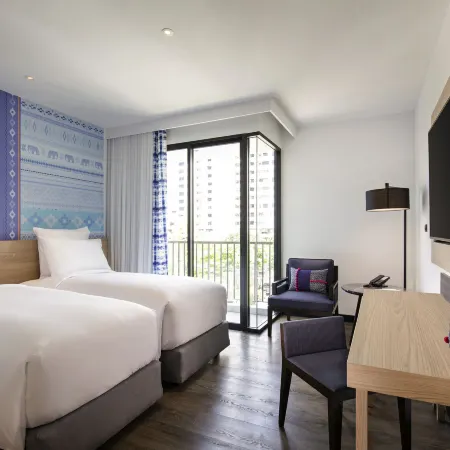 Novotel Chiangmai Nimman Journeyhub Отели рядом с достопримечательностью «Ват Пратхат Дой Сутхеп»