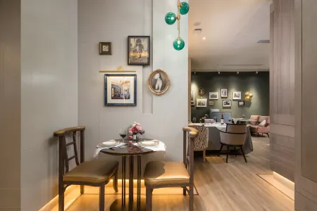 Kuanrong Suites Hotel (taiguli store, Chunxi Road, Chengdu) Отели рядом с достопримечательностью «Sichuan Post and Telecommunication College»