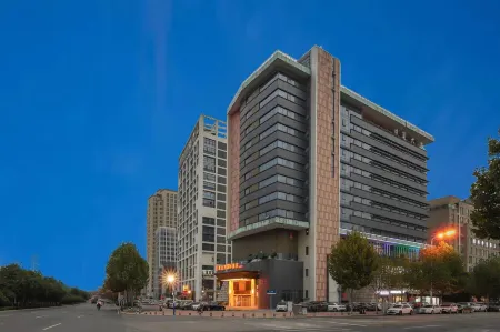 Vienna International Hotel (Hefei Binhu Convention and Exhibition Center Financial Port) Отели рядом с достопримечательностью «Anhui Jianzhu University (South Campus)»