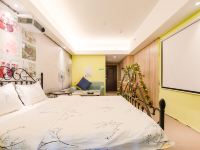 郑州山楂树下观影公寓 - 舒适大床房