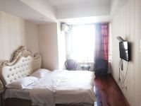 青岛自由空间度假公寓 - 城景大床房
