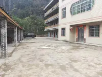 Liannan Junliu Station - con vista montagne