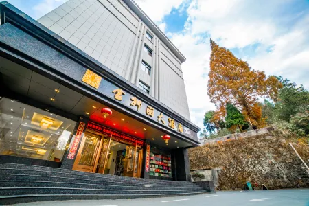 Jinggangshan Ciping Jinshimian Grand Hotel (Jinggangshan Scenic Area Visitor Center) Отели рядом с достопримечательностью «yi cui hu gong yuan»