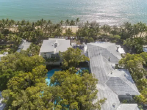 Drift Palm Cove Hotels near Harry Doyle Pickles winter off leash dog beach