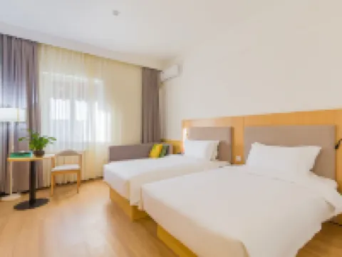 Huayi Collection Hotel (Beijing Xinguozhan Capital Airport) فنادق في بكين