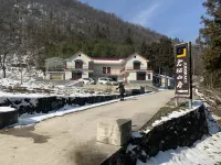 Changyang Junqishanju Farm Stay Hotels near Qingjiang Fangshan Scenic Area