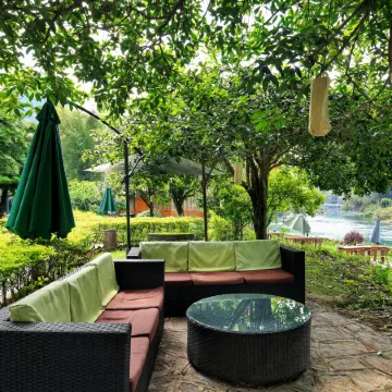 Yangshuo Mountain Retreat-by Yulong River