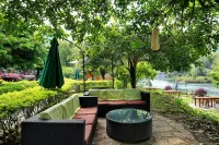 Yangshuo Mountain Retreat-by Yulong River