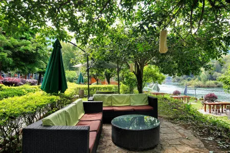 Yangshuo Mountain Retreat-by Yulong River