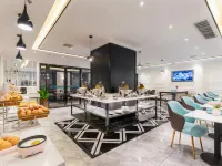 Xana Hotelle Hotel (Tianjin Station Binjiang Road Commercial Street) Hotels near Heping