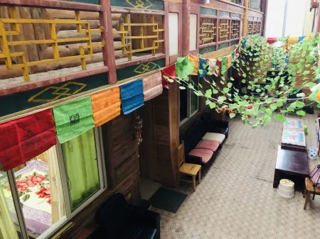 Baoxing Duoji Zangzhai Homestay Отели в г. Баосин