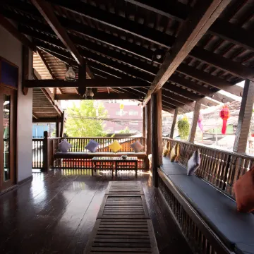 Night Bazaar Inn Отели рядом с достопримечательностью «Мост Наварат»