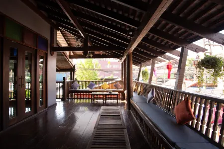 Night Bazaar Inn Отели рядом с достопримечательностью «S.W.A.T Chiang Mai»