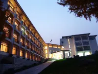 Jinshuiwan Holiday Resort Hotels near Mount Wanfo