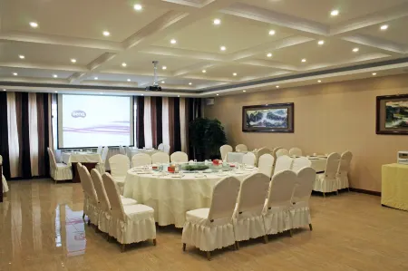 Daqing Huaxi Boutique Hotel Отели рядом с достопримечательностью «Ironman Square»