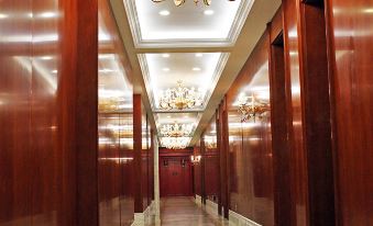 Baicheng Hexiang Hotel (Civic Plaza Haiming East Road Pedestrian Street Store)