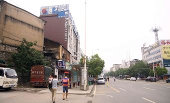 Huaihua Sunday Chain Hotel East of the city