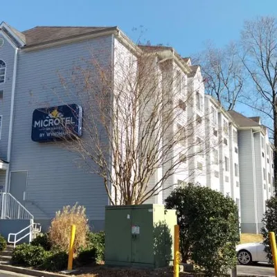 Microtel Inn & Suites by Wyndham Atlanta/Buckhead Area Отели рядом с достопримечательностью «Торговый центр Lenox Square»