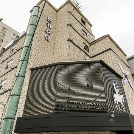 Bucheon DonquiHotel Отели рядом с достопримечательностью «Стадион «Пучхон»»