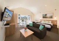 Boathouse Resort Studios and Suites Hotels in Blairgowrie