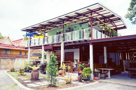 Ayutthaya Antique Homestay Отели рядом с достопримечательностью «Wat Suwandararam Ratchaworawihan»