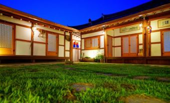 Hanul Giwa Guesthouse Jeonju - Housity