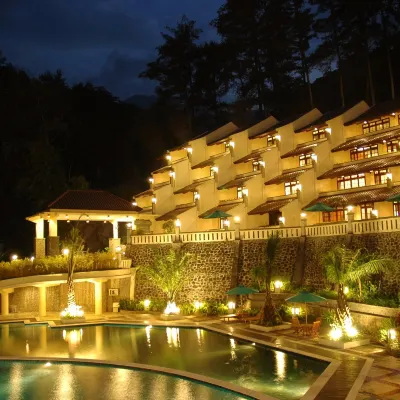 Pines Garden Resort Hotel berhampiran Putuk Truno Waterfall