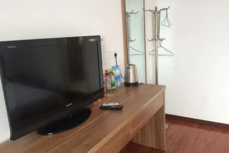 Fuyuanlou Hostel Отели рядом с достопримечательностью «Shanghai Technical Institute of Electronics & Information»