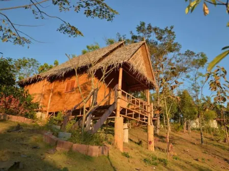 Phu Zai Keaw Отели рядом с достопримечательностью «Wat Khao Phaeng Ma»