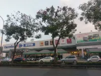 Travel Light Hotel Hotel in zona Chung Tai Chan Monastery