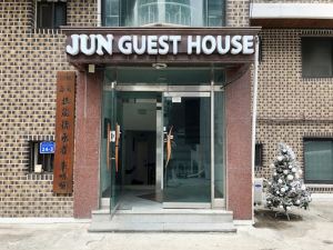 Jun Guesthouse