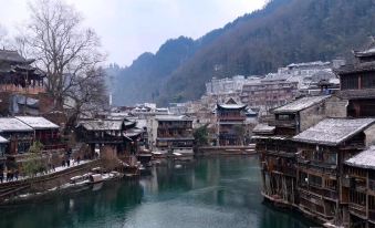 Qichi Yijiaren River-view Hostel