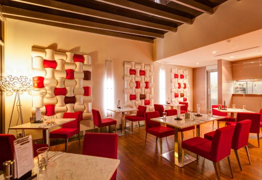 2. 만트라 찰스 호..