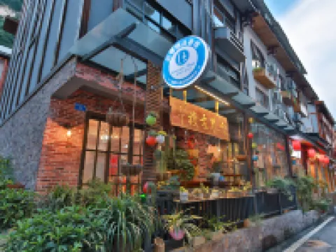 Jiuqi Zhangjiajie Yunqin Boutique Inn (National Forest Park Wulingyuan Biaozhimen) Hoteles cerca de Tianzi Mountain