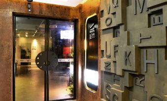 Jianwei Space Movie Hotel (Shanghai Jiangning Road subway station store)