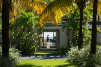 Paradis Beachcomber Golf Resort & Spa Các khách sạn gần Explorers Mauritius