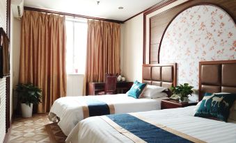 In the room, there is a couple with two large beds, and one of the beds has an open window at Super 8 Hotel (Shanghai Pudong Airport Chenyang Road)