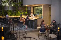 Solitaire Bangkok Sukhumvit 11 Hotels in der Nähe von Khlong Saen Saep