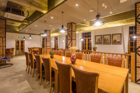 QUEEN'S HOTEL· PRESTIGIOUS VILLA COMPLEX Отели рядом с достопримечательностью «Baiyun Mountain Pavilion»