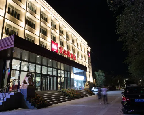 Ibis Hotel (Huijia Times Square Branch, Railway Bureau Subway Station) โรงแรมในอุรุมชี