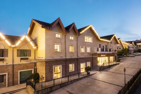 Floral Hotel·Fairy Mountain Night Banquet Hotel (Tourist Reception Center) Отели рядом с достопримечательностью «Three Natural Bridges»