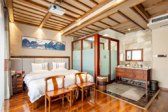 Zhangjiajie Waterfront Huajian Inn