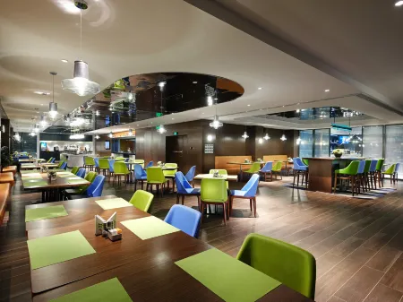 Hampton by Hilton Wuhan East Lake Optics Valley Отели рядом с достопримечательностью «Wuhan Polytechnic Foreign Language University»