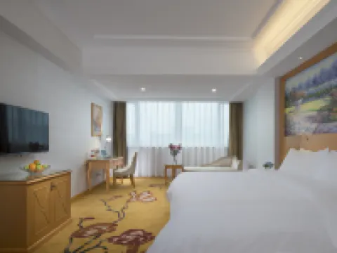 Vienna Hotel (Zhaoqing Sihui Center Yubo City) Hotele w: Sihui