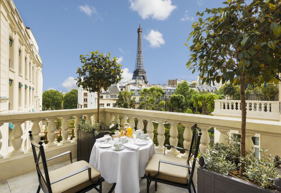 Hotel room Terrace Eiffel View Room King, Shangri La Hotel Paris, Paris,  France