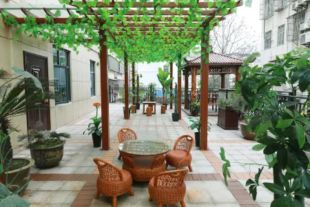 Jixing Hotel Отели рядом с достопримечательностью «Huanggang Normal University (West Campus)»