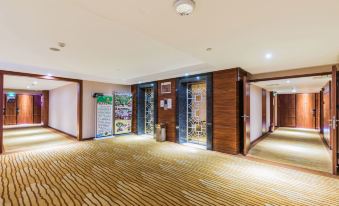 Zhanjiang Yinglun Holiday Hotel (Mazhang High Speed Railway Station Shop)